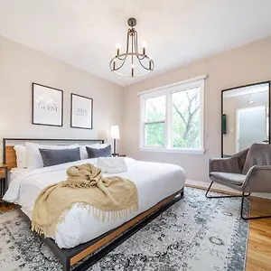 6 Bed Chic Stylish - 5 Mins To U Of A & Whyte Ave - Fast Wi-fi - Free Parking & Netflix Holiday home