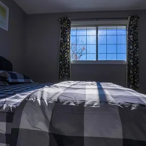 Beautiful 5 Bdrm Ac Home, Pool, Yard, Wifi, Fireplace, Parking, Transit, Town Centre - Sleeps 10 Villa