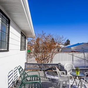Beautiful 5 Bdrm Ac Home, Pool, Yard, Wifi, Fireplace, Parking, Transit, Town Centre - Sleeps 10 Villa