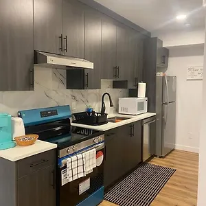 Pebbles' Cozy 2bed Basement - Near Downtown Holiday home